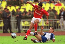 19 мая 2001 года. Москва. Лужники. "Спартак" – "Крылья Советов" - 1:0. Игор МИТРЕСКИ против Андрея ТИХОНОВА. Фото Александра ВИЛЬФА, "СЭ"