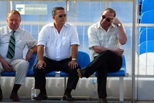 2002-й год. На тренерской скамейке "Спартака" Владимир ФЕДОТОВ, Александр ХАДЖИ и Олег РОМАНЦЕВ. Фото Алексея ИВАНОВА, "СЭ"