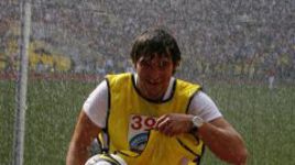 12 июля. За футбольным матчем "Спартак" - ЦСКА Александр ОВЕЧКИН наблюдал из-за ворот. Где и попал под струю волы, которой в перерыве поливают искусственный газон Лужников. Фото Алексея ИВАНОВА, "СЭ"