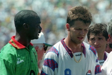 28 июня 1994 года. Сан-Франциско. Чемпионат мира. Россия - Камерун- 6:1. Авторы шести голов в матче и двух рекордов чемпионатов мира: Рожже МИЛЛА (гол в 42 года) и Олег САЛЕНКО (пять голов в одном матче). Фото Александра ФЕДОРОВА, "СЭ"