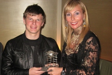 Понедельник. Лондон. Директор "СЭ" по связям с общественностью в Западной Европе и Америке Маргарита ВЕННБЕРГ вручает приз "Звезда" Андрею АРШАВИНУ. Фото Игоря РАБИНЕРА, "СЭ"
