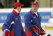 Тренеры сборной России Вячеслав БЫКОВ (слева) и Игорь ЗАХАРКИН. Фото Федора УСПЕНСКОГО, "СЭ"