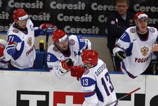 Вчера. Кельн. Дания - Россия - 1:6. Павел ДАЦЮК (№ 13) принимает поздравления от Евгения МАЛКИНА (справа) Александра ОВЕЧКИНА (№ 8) и Ильи КОВАЛЬЧУКА. Фото REUTERS