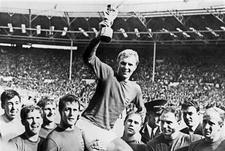 30 июля 1966 года. Лондон. "Уэмбли". Англия - ФРГ - 4:2 д.в. Гордон БЭНКС, Алан БОЛЛ, Роджер ХАНТ, Джеофф ХЕРСТ, Рэй УИЛСОН, Джордж КОЭН и Бобби ЧАРЛЬТОН (слева направо) празднует завоевание Кубка мира - трофей Жюля Римэ в руках у их капитана Бобби МУРА.