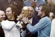 7 июля 1974 года. Мюнхен. ФРГ - Голландия - 2:1. Франц БЕККЕНБАУЭР и Зепп МАЙЕР с Кубком мира. Фото AFP