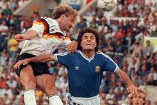 8 июля 1990 года. Рим. ФРГ - Аргентина - 1:0. Юрген КЛИНСМАНН (на втором плане) следит за дуэлью на "втором" этаже Руди ФЕЛЛЕРА и Оскара РУДЖЕРИ. Фото AFP