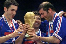 12 июля 1998 года. Париж. Франция - Бразилия - 3:0. Радость Робера ПИРЕСА, Биксана ЛИЗАРАЗЮ и Зинедина ЗИДАНА. Фото REUTERS