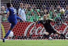 9 июля 2006 года. Берлин. Италия - Франция - 1:1 д.в., пен. 5:3. Фабио ГРОССО исполняет "золотой" 11-метровый. Фото AFP