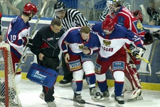 21 декабря 2003 года. Кубок Балтики. Россия - Чехия - 3:2. Врач Валерий КОНОВ (второй слева) помогает уйти со льда Сергею МОЗЯКИНУ, получившему тяжелую травму. Фото Александра ФЕДОРОВА, "СЭ"