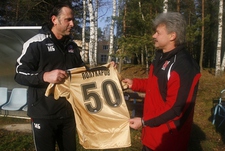 27 ноября 2009 года. Мячково. Главный тренер "Москвы" Миодраг БОЖОВИЧ (слева) поздравляет с 50-летием своего помощника Александра ПОЛУКАРОВА. Фото Алексея ИВАНОВА, "СЭ"