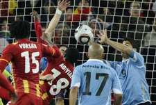 Пятница. Йоханнесбург. Уругвай - Гана - 1:1, пен - 4:2. Игра на линии ворот Луиса СУАРЕСА.