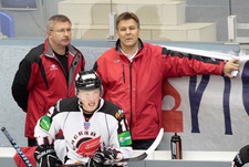 Ассистент главного тренера "Авангарда" Василий ТИХОНОВ (слева), лидер команды Антон КУРЬЯНОВ (в центре) и финский наставник "ястребов" Раймо СУММАНЕН. Фото Сергея ЛИТВАКА