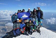 МАИ: 34 человека взошли на Эльбрус с запада