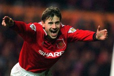 19 ноября 1994 года. Андрей КАНЧЕЛЬСКИС отмечает гол в ворота "Кристал Пэлас". Фото AFP