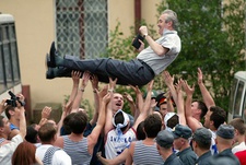 22 июня 2002 года. Казань. Только что "Урал-Грейт" стал чемпионом России. В те годы пермские болельщики были готовы носить на руках Сергея БЕЛОВА и его игроков. Фото Алексея ИВАНОВА, "СЭ"