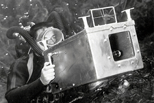 Дедушка подводной фотографии