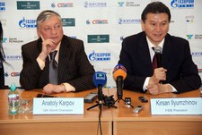 Вчера. Ханты-Мансийск. Кирсан ИЛЮМЖИНОВ и Анатолий КАРПОВ. Фото Юрия ВАСИЛЬЕВА, "СЭ"