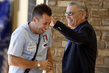 31 августа. Флоренция. Менеджер сборной Италии Луиджи РИВА и форвард Антонио КАССАНО.