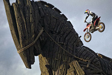 Мотоциклист перепрыгнул через Троянского коня