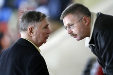 Тренерская династия - Виктор Васильевич и Василий Викторович ТИХОНОВЫ. Фото Алексея ИВАНОВА, "СЭ"