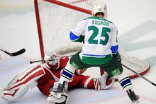 Понедельник. Подольск. "Витязь" - "Салават Юлаев" - 3:2. Лучшие игроки матча вратарь хозяев Алексей ЕГОРОВ и Виктор КОЗЛОВ