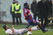 Кульминацией дуэли Николаса ПАРЕХИ и ВАГНЕРА ЛАВ, весь матч обменивавшихся грубыми приемами, стал грязный подкат аргентинца в конце встречи. Фото Александра ФЕДОРОВА, "СЭ"