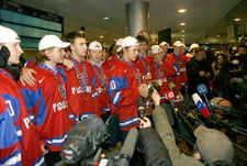 Суббота. Шереметьево. Владимир ТАРАСЕНКО - с чемпионским кубком. Фото Татьяны ДОРОГУТИНОЙ, "СЭ"