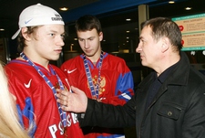 Суббота. Шереметьево. Валерий БРАГИН и Владимир ТАРАСЕНКО. Фото Татьяны ДОРОГУТИНОЙ, "СЭ"