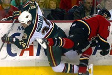 14 декабря 2005 года. Калагри. Тафгай "Флэймз" Крис САЙМОН (справа) проводит силовой прием против бойца "Миннесоты" Дерека БУГАРА.