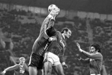 23 мая 1980 года. Товарищеский матч. СССР - Франция - 1:0. Реваз ЧЕЛЕБАДЗЕ в борьбе за мяч с вратарем Филиппом БЕРЖЕРО. Рядом - Сергей ШАВЛО и Александр ЧИВАДЗЕ. Фото Сергея КОЛГАНОВА