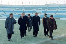 25 ноября 1999 года. Судейская комиссия осматривает стадион "Динамо" накануне матча Кубка УЕФА "Спартак" - "Лидс", который в итоге был перенесен в Софию. Фото Алексея ИВАНОВА, "СЭ"