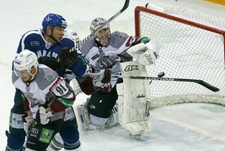 Нападающий московского "Динамо" Крис САЙМОН в матче проигранной серии 1/8 финала Кубка Гагарина против рижских одноклубников. Фото Татьяны ДОРОГУТИНОЙ, "СЭ"