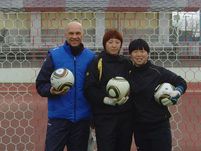 Валерий САРЫЧЕВ со своими подопечными из Тэгё. Справа – ЧАН МИН ГЕ, вратарь женской сборной Кореи. Фото Михаила ПАКА