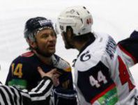 Март 2011 года. Горячий разговор Олега ПЕТРОВА из "Атланта" (слева) с Евгением АРТЮХИНЫМ из СКА. Фото Алексея ИВАНОВА "СЭ"