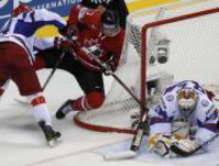 Вчера. Братислава. Канада - Россия - 1:2. Константин БАРУЛИН ликвидирует очередной опасный момент у своих ворот.