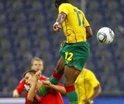 Вчера. Зальцбург. Камерун - Россия - 0:0. Александр РЯЗАНЦЕВ получает удар от Анри БЕДИМО.