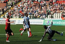 Вчера. Пермь. "Амкар" - ЦСКА - 0:2. 84-я минута. Сейду ДУМБЬЯ перебрасывает мяч через Василия ХОМУТОВСКОГО и устанавливает окончательный счет. Фото Михаила ЮРЬЕВА