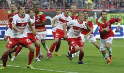 18 июня. Москва. Черкизово. "Локомотив" - "Спартак" - 0:2. Курьезы красно-белых: порой они теряют незапланированные очки в матчах с середняками и аутсайдерами. А порой забивают два не вытекающих из логики игры гола и побеждают. Фото Александра ФЕДОРОВА, СЭ