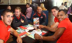 Среда. Шереметьево. Деми ДЕ ЗЕУВ (слева) в компании Марека СУХИ и АРИ перед отъездом на автрийский сбор. Фото ФК "Спартак"