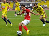 Воскресенье. Москва. "Спартак" - "Анжи" - 3:0. Автор третьего мяча Александр КОЗЛОВ атакует ворота гостей. Фото Александра ФЕДОРОВА, "СЭ"