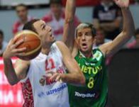 10 августа. Химки. Россия - Литва - 91:76. Никита ШАБАЛКИН (с мячом) против Миндаугаса ЛУКАУСКИСА. Фото Федора УСПЕНСКОГО, "СЭ"