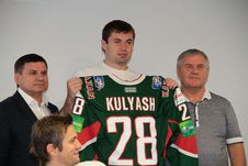 Понедельник. Казань. Денис КУЛЯШ со свитером "Ак Барса" в окружении вице-президента клуба Равиля ШАВАЛЕЕВА (слева) и главного тренера команды Владимира КРИКУНОВА. Фото Александра ВОЛГИНА