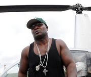 Вчера. Москва. Джеймс ТОУНИ покидает вертолетную площадку около торгового центра "Крокус-Сити". Фото Федора УСПЕНСКОГО, "СЭ"