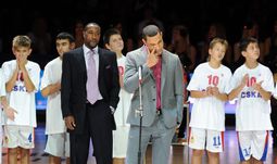 Холден - в костюме и галстуке!