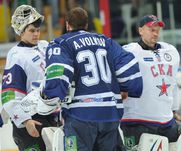 Три поколения вратарей: ветеран Максим СОКОЛОВ (справа), динамовский представитель "среднего возраста" Алексей ВОЛКОВ (в центре) и первый номер СКА Илья ЕЖОВ, ставший открытием сезона. Фото Федора УСПЕНСКОГО, "СЭ"