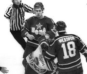 Великие армейцы Александр МОГИЛЬНЫЙ (слева) и Сергей ФЕДОРОВ 23 года назад в потасовке с защитником "Спартака". Фото Александра ФЕДОРОВА, "СЭ".