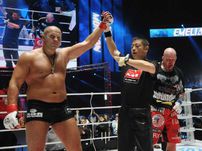 Воскресенье. Москва. Победа Федора ЕМЕЛЬЯНЕНКО в бою с Джеффом МОНСОНОМ была очевидна еще до объявления судейского решения. Фото m-1global.com.