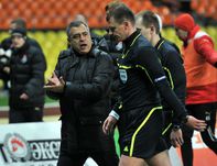 Воскресенье. Москва. Лужники. "Спартак" - "Локомотив" - 2:0. Жозе КОУСЕЙРУ и главный арбитр матча Маким ЛАЮШКИН. Фото Алексея ИВАНОВА, "СЭ".