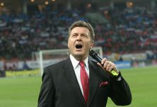 15 ноября 2003 года. Москва. Стыковой матч Euro-2004. Россия - Уэльс - 0:0. Лев ЛЕЩЕНКО исполняет гимн России. Фото Александра ВИЛЬФА.