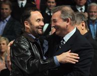 12 ноября. Торонто. Владислав ТРЕТЬЯК (справа) поздравляет Эдди БЕЛФОРА с включением в Зал хоккейной славы.